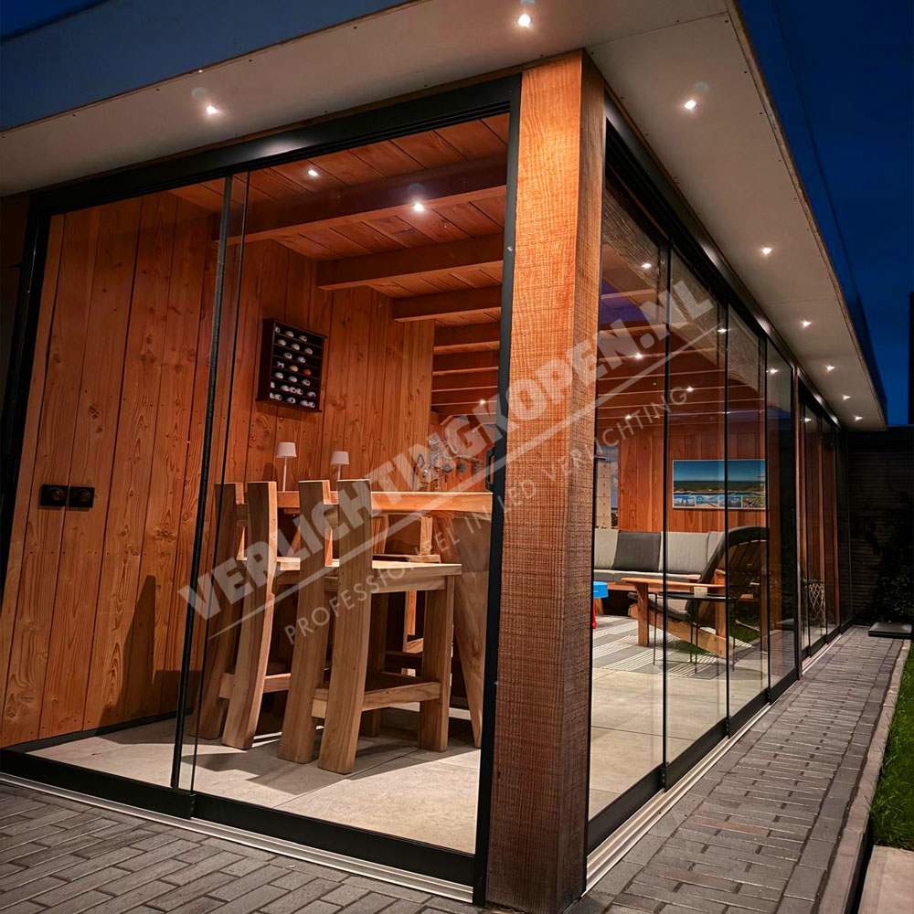 Houten overkapping met spotjes in balk