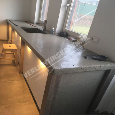 mini spots in betonnen aanrechtblad