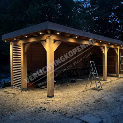 Overkapping in aanbouw met spots in balken