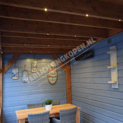 sfeervolle verlichting houten overkapping beachclub