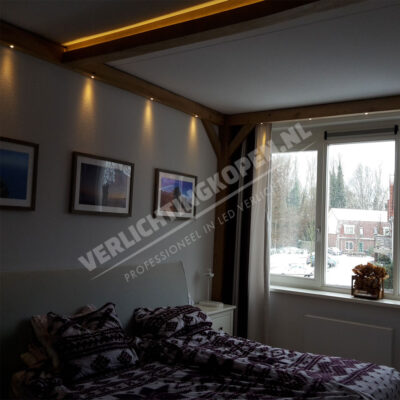 spot verlichting houten balken slaapkamer