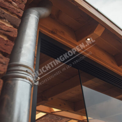 zwarte led spots houten overkapping